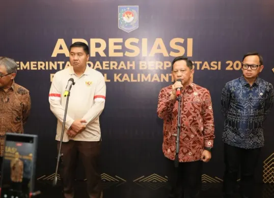 Mendagri Tito Karnavian seusai Malam Anugerah Apresiasi Pemerintah Daerah Berprestasi Tahun 2026 Regional Kalimantan di Ballroom Hotel Platinum Balikpapan, Kalimantan Timur, Selasa, 5 Mei 2026. (Sumber: Dok. Kemendagri)