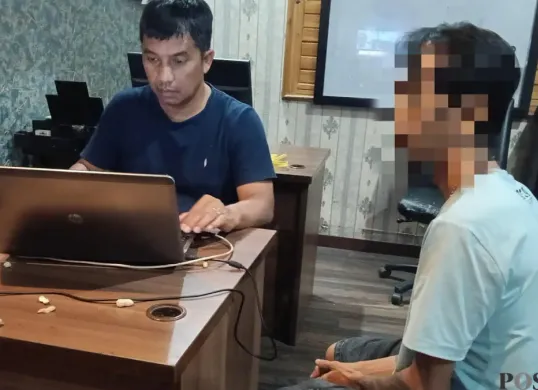 Pengamen berinisial HI menjalani pemeriksaan di ruang Satresnarkoba Polres Serang. (Sumber: Poskota/ Rahmat Haryono)