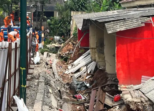 Kondisi bangunan tembok sekolah SD Negeri Tebet Barat 08, Jakarta Selatan, yang roboh saat hujan deras, Selasa, 5 Mei 2026. (Sumber: Poskota/Pandi Ramedhan)