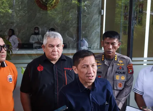 Direktur Utama LIB, Ferry Paulus memberikan keterangan pers kepada awak media di Gedung Baintelkam Mabes Polri, Jakarta Selatan, Rabu, 6 Mei 2026. (Sumber: Poskota/Ali Mansur)