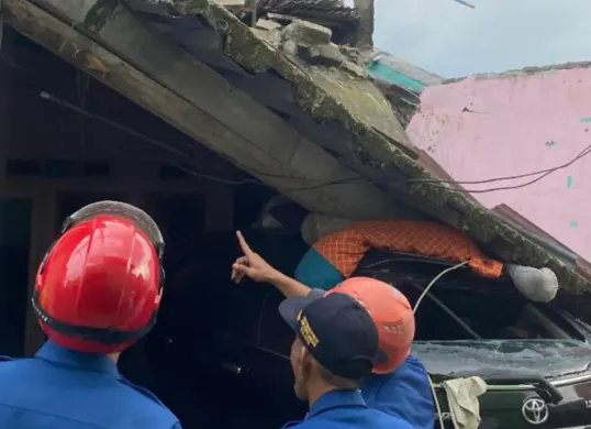 Petugas Damkar Kota Depok langsung turun evakuasi material beton yang ambruk menimpa mobil di Cipayung, Kota Depok. (Sumber: Damkar Kota Depok)