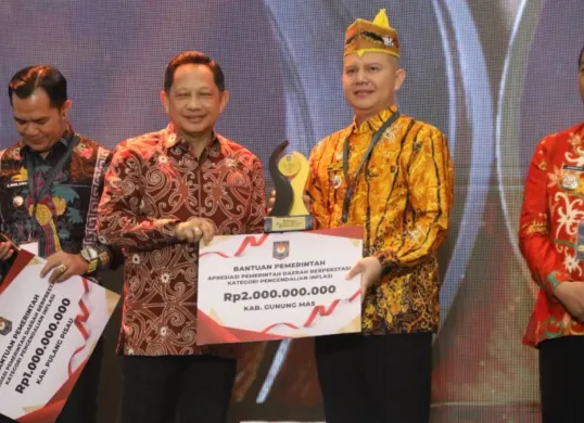 Mendagri Tito Karnavian saat Malam Anugerah Apresiasi Pemerintah Daerah Berprestasi Tahun 2026 Regional Kalimantan yang digelar di Ballroom Hotel Platinum Balikpapan, Kalimantan Timur, Selasa, 5 Mei 2026. (Sumber: Dok. Kemendagri)