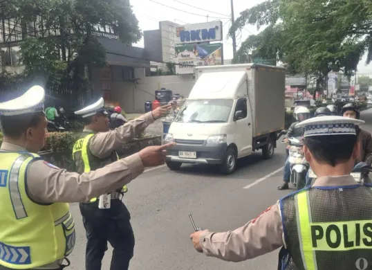 Petugas mengarahkan pengendara ke kantor Samsat Cimahi, Jalan Amir Machmud, Kamis 7 Mei 2026. (Sumber: Poskota/Gatot Poedji Utomo)