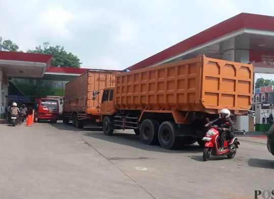 Antrian Solar di SPBU Mandala, Lebak, terjadi setelah adanya penghentian pasokan Solar di SPBU Nameng akibat pelanggaran penyaluran BBM Subsidi. (Sumber: Pos Kota/ Samsul Fatoni)