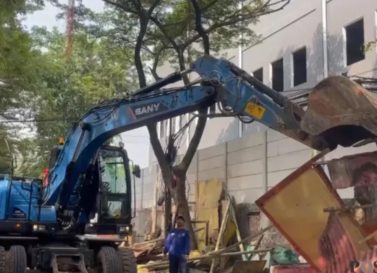 Pemkot Jakbar bongkar sejumlah bangunan liar yang berdiri di atas saluran air kawasan Pakuwon, RW 03 Cengkareng Timur, Cengkareng, Jakarta Barat, Kamis, 7 Mei 2026. (Sumber: Pos Kota/ Pandi Ramedhan)