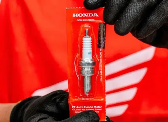 Ilustrasi busi mulai bermasalah bisa dampaknya pada motor sulit dinyalakan, tarikan terasa berat, hingga konsumsi bahan bakar yang semakin boros. (Sumber: Wahana Honda)