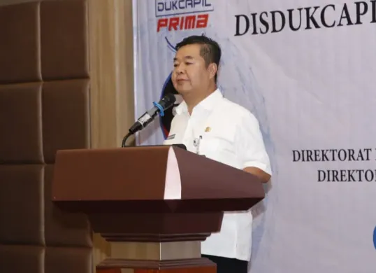 Dirjen Dukcapil Kemendagri, Teguh Setyabudi kepada awak media di Savero Hotel, Kota Depok, Jawa Barat, Rabu, 6 Mei 2026. (Sumber: Dok. Kemendagri)