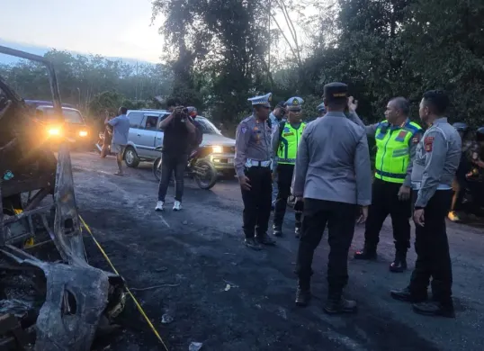 Polda Sumatera Selatan mendalami dugaan adanya barang bawaan di luar ketentuan angkutan penumpang umum dalam kecelakaan maut Bus ALS dan truk tangki minyak, Rabu, 6 Mei 2026. (Sumber: Dok. Polda Sumsel)