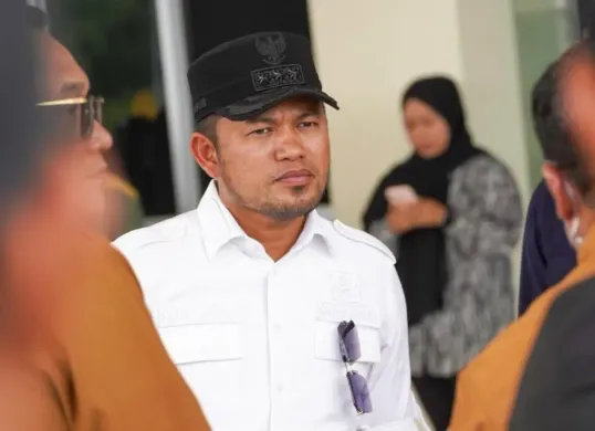 Gubernur Kalimantan Timur, Rudy Mas’ud, kembali menjadi sorotan setelah muncul informasi mengenai alokasi anggaran senilai Rp450 juta untuk jasa laundry atau pencucian perlengkapan kepala daerah. (Sumber: Instagram/@h.rudymassud)