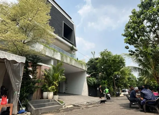 Suasana kediaman almarhum Haerul Saleh pascakebakaran, di Jagakarsa, Jakarta Selatan, Jumat, 8 Mei 2026. (Sumber: Pos Kota/ Ali Mansur)
