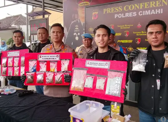 Polisi menunjukan sejumlah barang bukti dalam ungkap kasus peredaran narkotika di Mako Polres Cimahi. (Sumber: Poskota/Gatot Poedji Utomo)