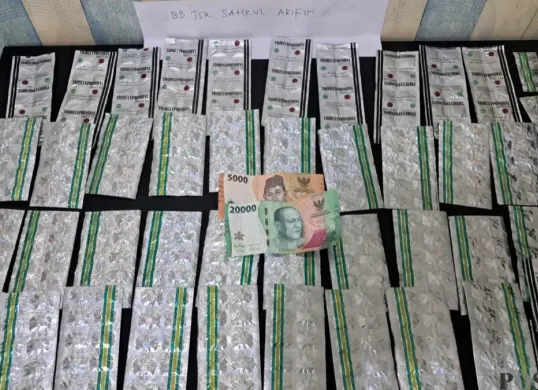 Ratusan barang bukti obat keras yang disita polisi dari dua pelaku pengedar di Sawangan, Depok. (Sumber: Pos Kota/ Angga Pahlevi)
