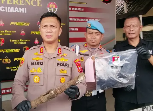 Kapolres Cimahi, AKBP Niko N Adi Putra (kiri) menunjukan barang bukti dalam gelar perkara kasus pembunuhan di Mako Polres Cimahi, Jumat, 8 Mei 2026. (Sumber: Poskota/Gatot Poedji Utomo)