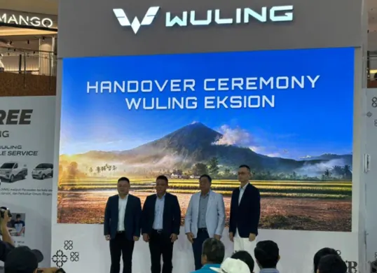 Handover ceremony Wuling Eksion digelar di Tangerang dengan penyerahan unit perdana kepada konsumen serta pengumuman capaian lebih dari 1.000 SPK di Indonesia. (Sumber: Poskota/Aldi Harlanda Irawan)