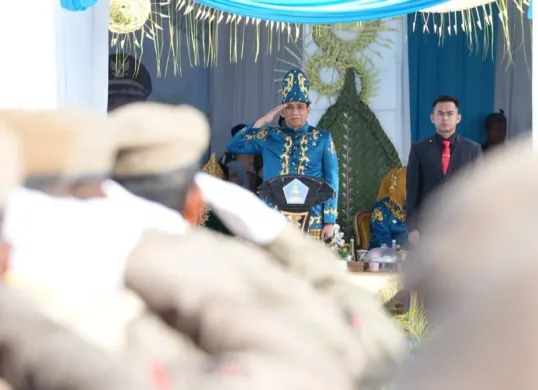 Wamendagri Akhmad Wiyagus menjadi inspektur upacara HUT ke-195 Kota Kendari di Lapangan Upacara Balai Kota Kendari, Sulawesi Tenggara, Sabtu, 9 Mei 2026. (Sumber: Dok. Kemendagri)