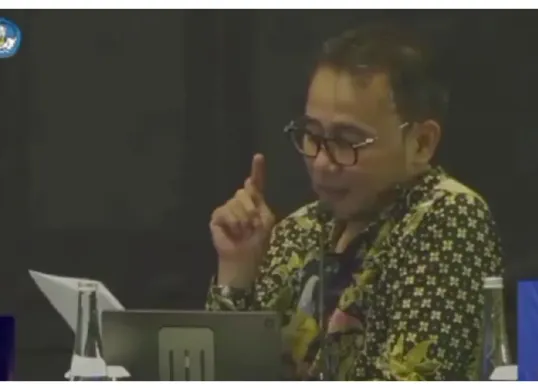 Tangkapan layar sosok Dyastasita Widya Budi yang tengah menjadi sorotan usai viralnya kontroversi penilaian dalam Lomba Cerdas Cermat (LCC) 4 Pilar tingkat Kalimantan Barat (Kalbar). (Sumber: X/@SeekHustle)