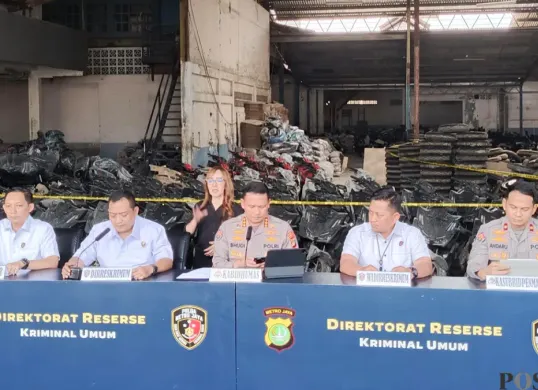 Polda Metro Jaya menggelar konferensi pers terkait penggelapan ribuan sepeda motor di gudang penadah di kawasan Kemandoran, Kebayoran Lama, Jakarta Selatan, Senin, 11 Mei 2026. (Sumber: Pos Kota/ Ali Mansur)