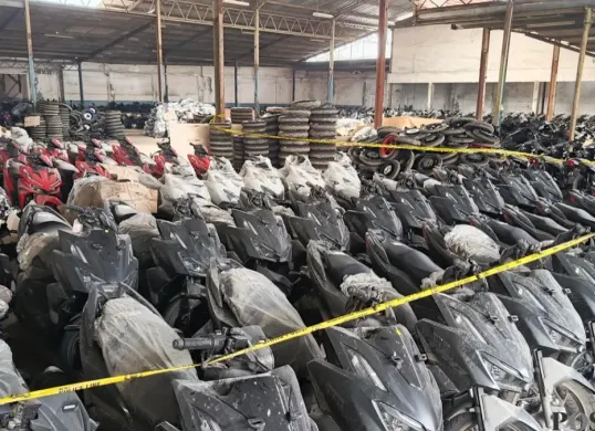 Polda Metro Jaya mengungkap dugaan praktik penadahan kendaraan bermotor dalam skala besar setelah menggerebek sebuah gudang di Jalan Kemandoran VIII, Kebayoran Lama, Jakarta Selatan. (Sumber: Pos Kota/Ali Mansur)