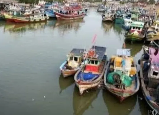 Ratusan perahu nelayan di Labuan, Pandeglang, Banten, saat disandarkan di muara. (Sumber: Pos Kota/Samsul Fatoni)