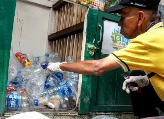 Ilustrasi warga Nusa Indah RW 09 Kelurahan Keagungan, Taman Sari, Jakarta Barat saat memilah sampah. (Sumber: Pemprov DKI Jakarta)