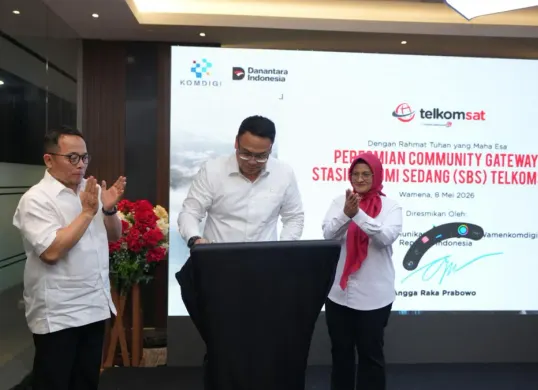 (kiri ke kanan) Plt. CEO Telkomsat Rizal Ahmad Fauzi, Wakil Menteri Komunikasi dan Digital Republik Indonesia Angga Raka Prabowo dan Direktur Utama Telkom Dian Siswarini meresmikan Community Gateway Wamena, Papua. (Sumber: Istimewa)