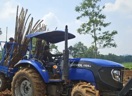 Petani menggunakan traktor untuk mendukung percepatan pembangunan KBD tebu di lahan seluas 100 hektare di Kecamatan Jalancagak, Kabupaten Subang, Jawa Barat. (Sumber: Dok. Istimewa)
