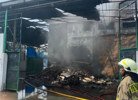 Kondisi terkini kebakaran melahap sejumlah bangunan di Gudang Miami Jalan Kamal Raya, Kalideres, Jakarta Barat, Selasa, 12 Mei 2026. (Sumber: Poskota/ Pandi Ramedhan)