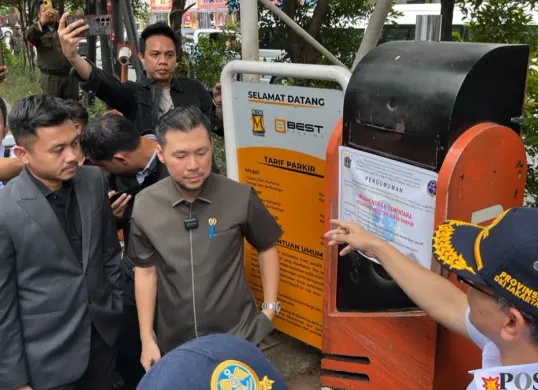 Panitia Khusus (Pansus) Perparkiran DPRD DKI Jakarta saat melakukan sidak dugaan adanya praktik parkir ilegal di kawasan Blok M Square, Jakarta Selatan pada Senin, 11 Mei 2026. (Sumber: Poskota/M. Tegar Jihad)