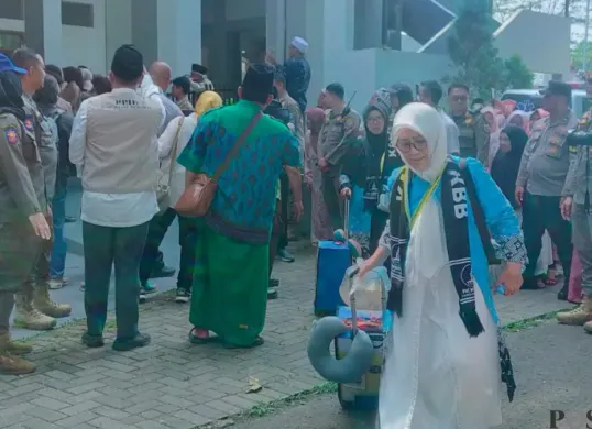 Suasana keberangkatan calon jemaah haji di Masjid As-Shidiq Kabupaten Bandung Barat, Rabu 14 Mei 2026. (Sumber: Poskota/Gatot Poedji Utomo)