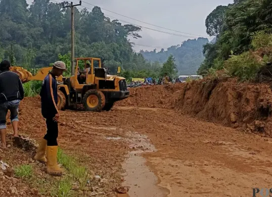 Para petugas dari Dinas PUPR Banten tengah melakukan penanganan bencana longsor di jalur Citorek-Ciparay, Lebak. (Sumber: Poskota/ Samsul Fatoni)