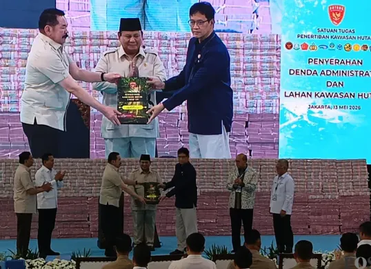 Presiden Prabowo Subianto saat menghadiri kegiatan penyerahan dana hasil penagihan denda administratif kehutanan sebesar Rp10,27 triliun oleh Satgas Penertiban Kawasan Hutan (PKH). (Sumber: Poskota/ Ali Mansur)