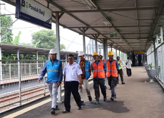 Manager PLN UP3 Bintaro, Hendar Prisnadianta Y. (kiri) meninjau keandalan dan keamanan jaringan listrik di Stasiun Pondok Ranji untuk memastikan fasilitas transportasi publik aman bagi pengguna KRL. (Sumber: Dok. PLN UID Jakarta Raya)