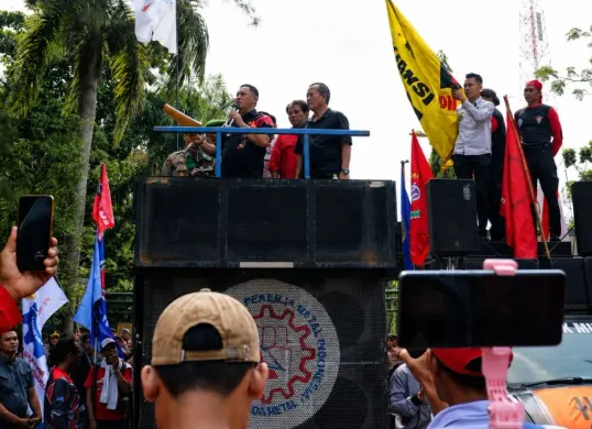 Plt Bupati Bekasi, Asep Surya Atmaja menerima massa aksi buruh di Ruang Rapat KH. Nawawi Gedung Bupati, Komplek Pemda Bekasi, Cikarang Pusat, Rabu, 13 Mei 2026. (Sumber: Dok. Diskominfosantik Kabupaten Bekasi)