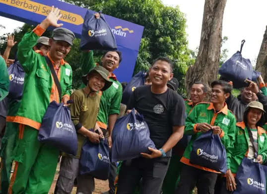 Aksi sosial program Bank Mandiri Berbagi Sembako guna mendukung pemenuhan kebutuhan masyarakat. (Sumber: Mandiri)
