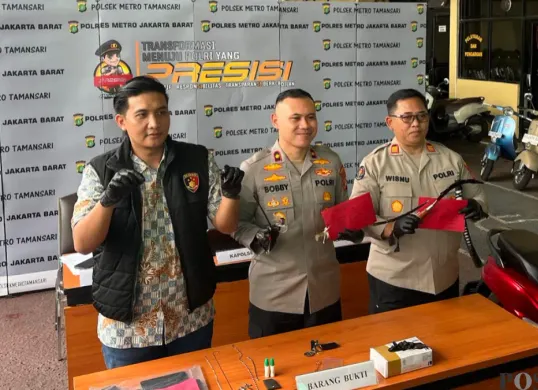 Konferensi pers penangkapan pelaku penjambretan kalung emas oleh Polsek Metro Tamansari, Jakarta Barat, Jumat, 15 Mei 2026. (Sumber: Poskota/Pandi Ramedhan)