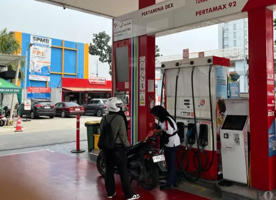Konsumen sedang mengisi BBM di SPBU Signature di SPBU COCO S Parman Kota Jakarta Barat, Jumat, 15 Mei 2026. (Sumber: Poskota/Pandi Ramedhan)
