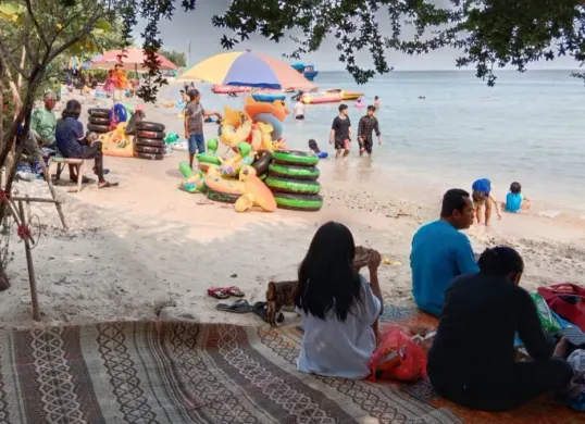 Pengunjung saat mengisi waktu libur Kenaikan Isa Al Masih di Kepulauan Seribu. (Sumber: Kominfo Kepulauan Seribu)