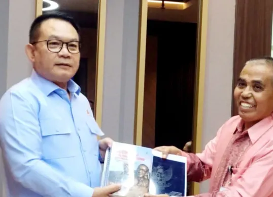 Penyerahan naskah akademik dan RUU perekonimian nasional dari para ekonom pancasila kepada Kastaf KSP, Dudung Abdurachman. (Sumber: Istimewa)