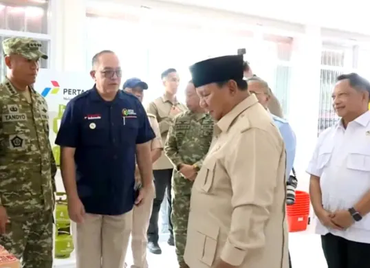 Mendagri Tito Karnavian (kanan) mendampingi Presiden RI Prabowo Subianto (tengah) saat meresmikan sebanyak 1.061 Koperasi Desa Merah Putih di Kabupaten Nganjuk, Jawa Timur, Sabtu, 16 Mei 2026. (Sumber: Puspen Kemendagri)