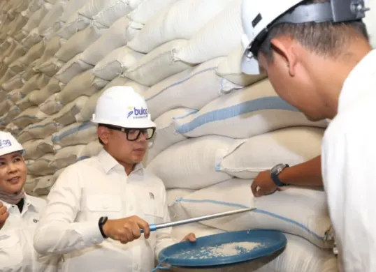 Potret Wakil Menteri Dalam Negeri, Bima Arya Sugiarto saat menghadiri peluncuran Gerakan Pengendalian Inflasi Pangan (GPIP) Wilayah Jawa 2026 di Gudang Perum Bulog, Sidoarjo, Jawa Timur. (Sumber: Puspen Kemendagri)