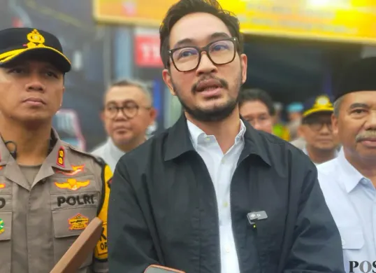 Bupati Bandung Barat, Jeje Ritchie Ismail, berikan pernyataan kepada sejumlah wartawan. (Sumber: Poskota/Gatot Poedji Utomo)