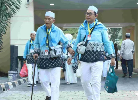 Sebanyak 542 jemaah haji kloter terakhir Kabupaten Bekasi diberangkatkan dari Gedung Wibawa Mukti, Komplek Pemkab Bekasi, Desa Sukamahi, Kecamatan Cikarang Pusat, Senin, 18 Mei 2026. (Sumber: Dok. Diskominfosantik Bekasi)