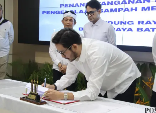 Bupati Bandung Barat, Jeje Ritchie Ismail menandatangani kesepakatan bersama pengolahan sampah perkotaan menjadi energi listrik di Jakarta. (Sumber: Poskota/ Gatot Poedji Utomo)