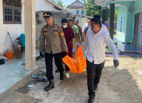 Petugas Pamapta dan Inafis Satreskrim Polres Serang mengevakuasi jasad korban untuk dibawa ke RS Bhayangkara Polda Banten. (Sumber: Dok. Polsek Cikande)