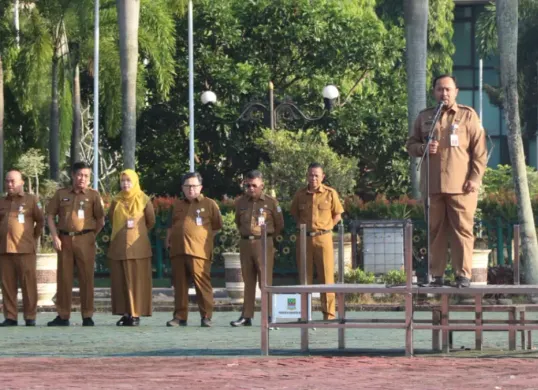 Plt Kepala Badan Kepegawaian dan Pengembangan Sumber Daya Manusia (BKPSDM) Kabupaten Bekasi, Iwan Ridwan, menyampaikan tiga arahan penting kepada seluruh perangkat daerah saat Apel Pagi di Plaza Pemkab Bekasi, Cikarang Pusat. (Sumber: Pemkab Bekasi)