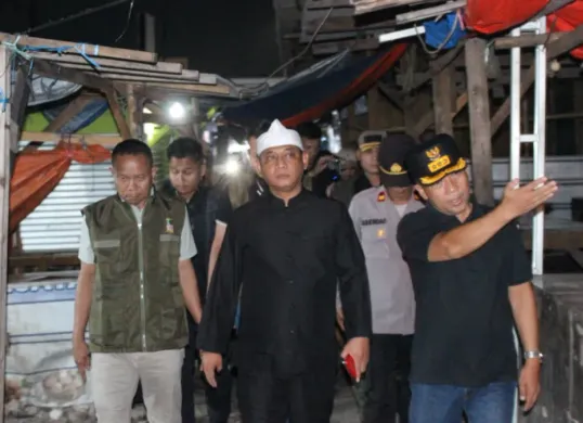Plt Bupati Bekasi Asep Surya Atmaja bersama Sekretaris Daerah Endin Samsudin meninjau lokasi kebakaran Pasar Ramayana Cikarang. (Sumber: Pemkab Bekasi)
