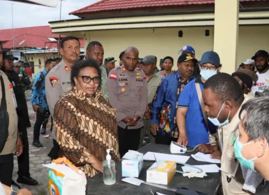 Wamendagri Ribka Haluk saat mengunjungi  pengungsi di Polres Jayawijaya, Papua Pegunungan. (Sumber: Puspen Kemendagri)