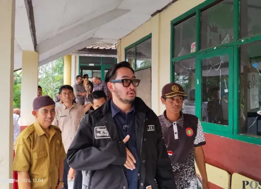 Bupati Bandung Barat, Jeje Ritchie Ismail kunjungi sekolah terpencil di Cililin Kabupaten Bandung Barat. (Sumber: Poskota/Gatot Poedji Utomo)