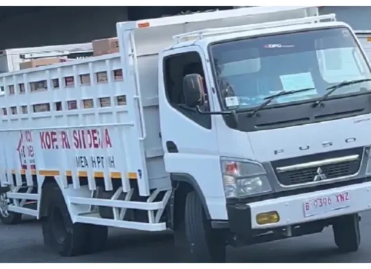 Tangkapan layar truk milik Koperasi Desa Merah Putih (Kopdes) mengangkut barang dari gudang distribusi Indomaret di Surabaya. (Sumber: X/@kalistohenituse)
