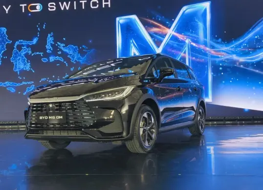 PT BYD Motor Indonesia resmi memperkenalkan BYD M6 DM (Sumber: POSKOTA/ Dimas Prassetyo)